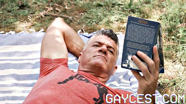 жаркий трах под солнцем - он сходит с ума от члена