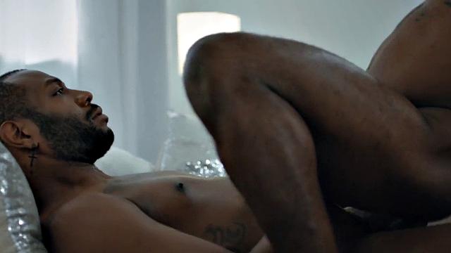 Muscular Jock pounding tattooed black stud on bed