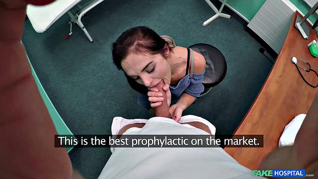 врачиха с пышной грудью глубоко сосет и глотает сперму в кабинете