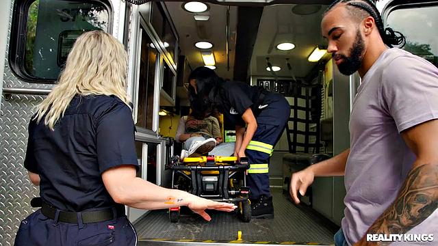 Две развратные медички спасают пациента не только по инструкции, а Джеймс в кабине вдруг забывает про скорую помощь - но не про секс.