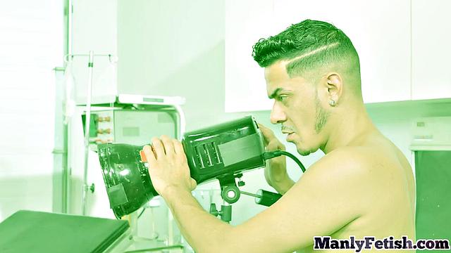 Muscled Stud gives head to lover