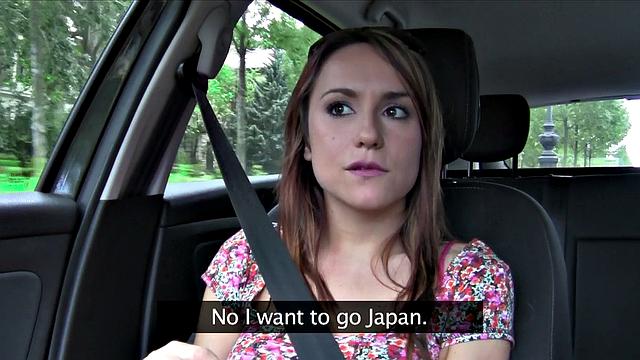 Испанская красотка на заднем сиденье заводит, а в офисе доводит до оргазма