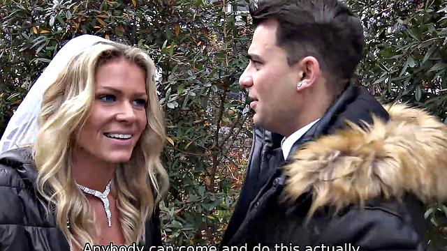 кучерявая блондинистая жена трахается, а жених куколдит в сторонке