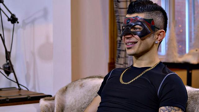 Маскированный парень получает минет и дрочку от оператора