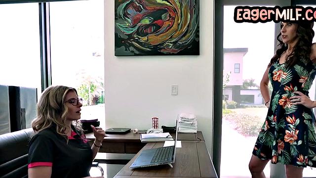 Две зрелые соблазнительницы делят член в POV-тройке