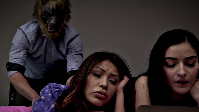 две подруги трахаются с отчимом на диване