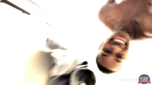 Чернокожий красавец Chris Coleman с огромным членом и игрушками доводит парня до мощного оргазма, гей сцена с настоящим напряжением.