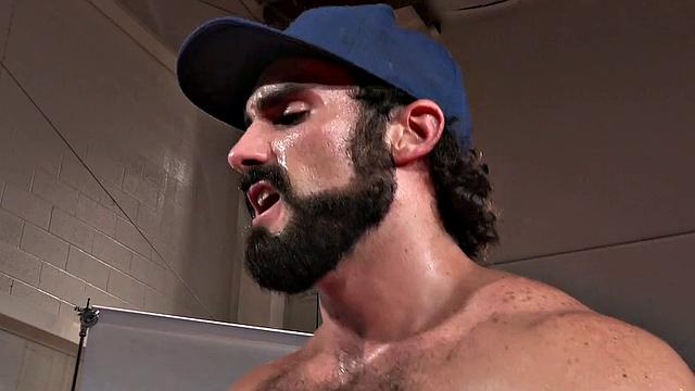 брутальный автомеханик жестко трахает качка в гараже