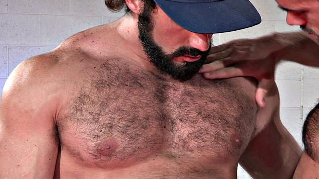 брутальный автомеханик жестко трахает качка в гараже