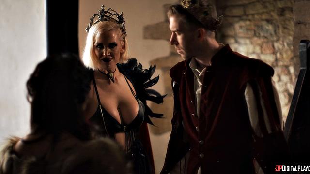 Эльфийка с тату и король трахаются втроем на троне, сперма на лице и страсть в каждом движении с Rae Lil Black и Danny D.