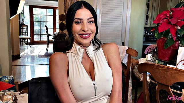 Азул Эрмоза ласкает гладкую киску в мыльной ванне и кайфует