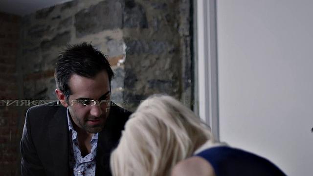 Блондинка-адвокат с тату жарко скачет на члене в гостиной