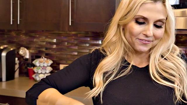 Nympho 1st time busty dyke licks MILF b4 scissoring