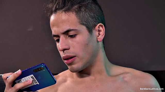 Maykol дрочит и кончает на камеру в одиночку