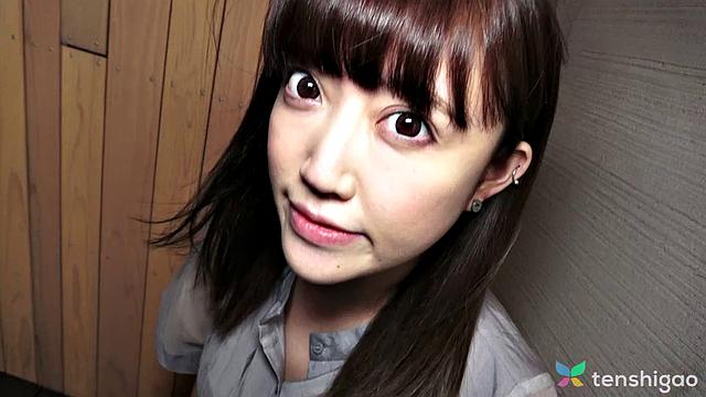 риэлторша нагиса решила подзаработать, сняла трусики вместо квартир