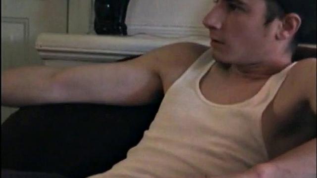 Гей-кореш Кори жадно берет хер в рот и ловит струю на лицо.