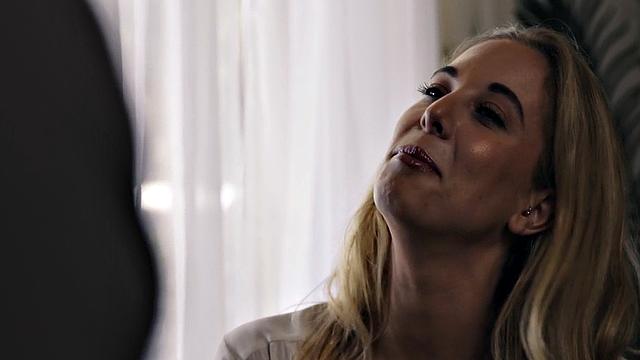 Татуированная боссиха превращает офис в порно лайфхак