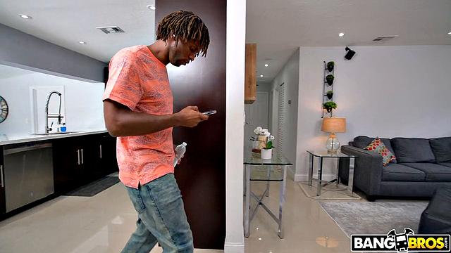 Смотри, как Ella Cruz впервые испытывает настоящий оргазм от большого члена!