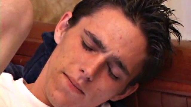 Шон дрочит с игрушкой и кончает