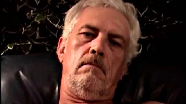 седой бобби раздевается и дрочит на камеру