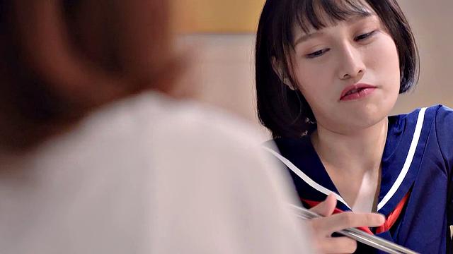 xiao ye ye соблазняет парня сестры и ярко трахается с ним в спальне