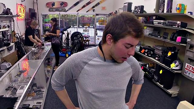 красавчик из ломбарда ловко сосут прямо в офисе на виду у всех