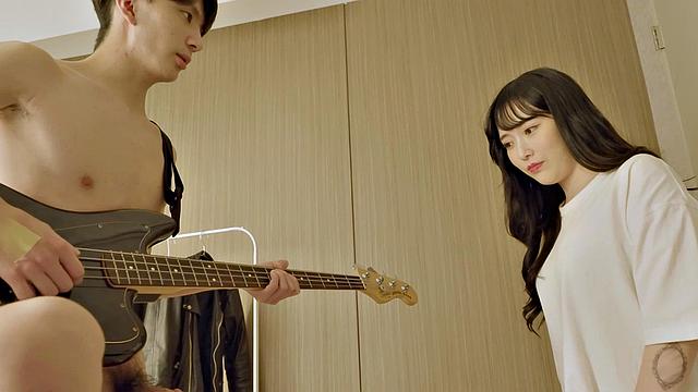 Sunny Fucks Noisy Roommate