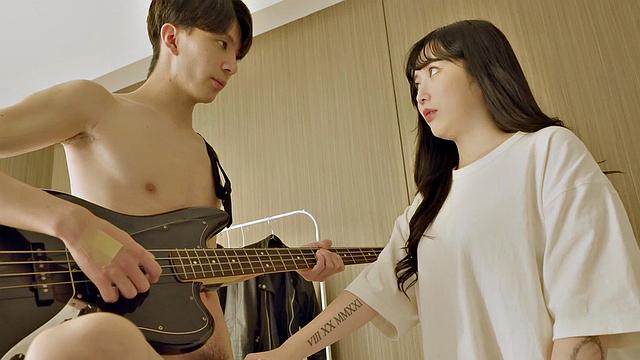 санни жестко трахается с шумной соседкой по комнате