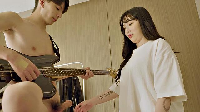 санни жестко трахается с шумной соседкой по комнате