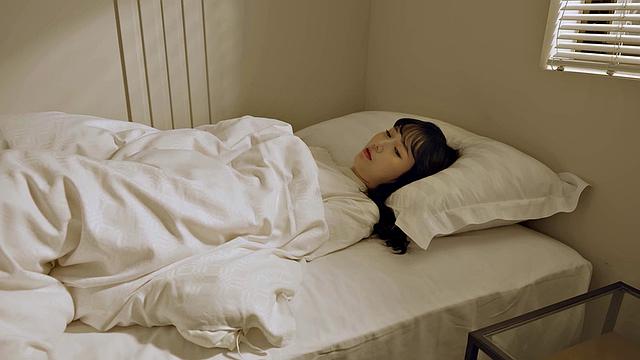 Sunny Fucks Noisy Roommate