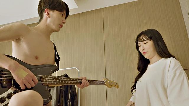 Sunny Fucks Noisy Roommate