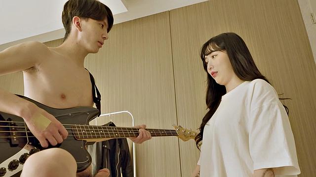 Sunny Fucks Noisy Roommate