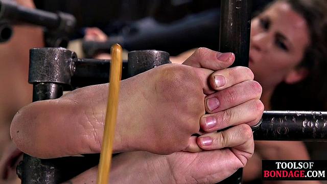 татуированная рабыня на привязи, госпожа издевается над её ступнями