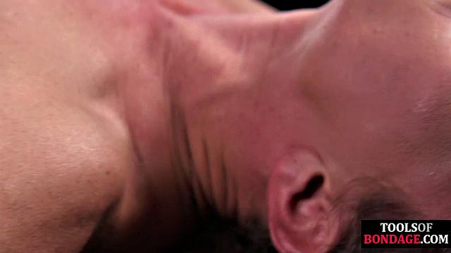 татуированная рабыня на привязи, госпожа издевается над её ступнями