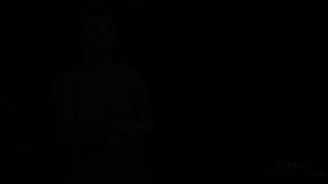 татуированная рабыня на привязи, госпожа издевается над её ступнями