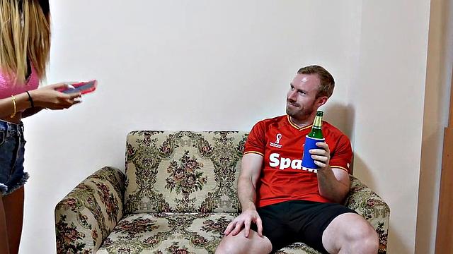 миниатюрная тайка с мелированием бешено скачет на члене на диване