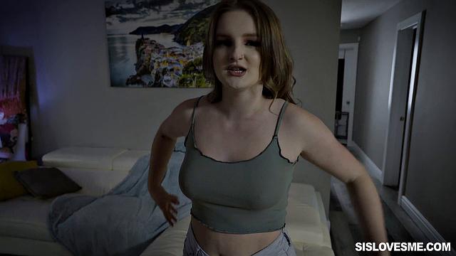 Девушка пробует новые позы и получает сперму на лицо.