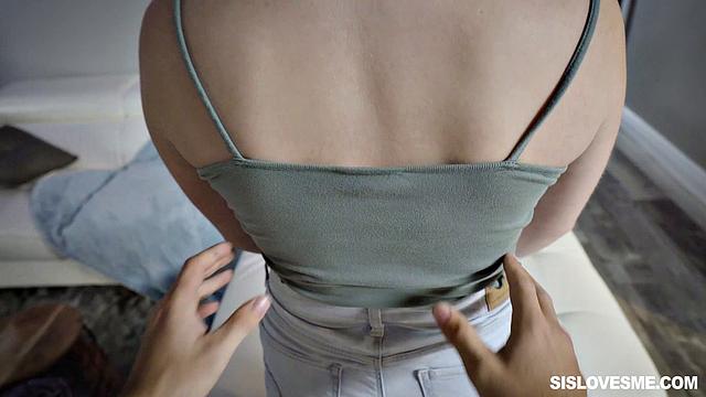 Девушка пробует новые позы и получает сперму на лицо.