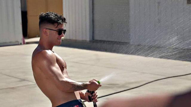 накачанные парни трахаются у океана