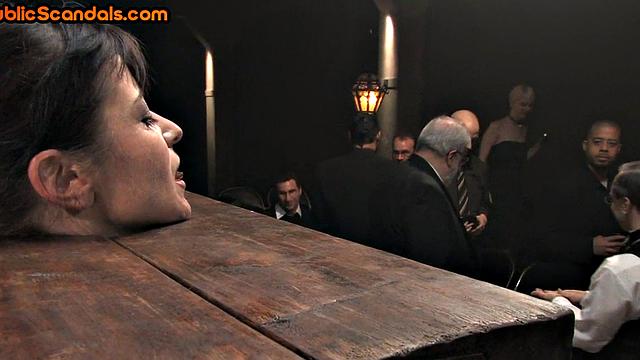 бдсм шлюха трахается на публике для вуайеристов