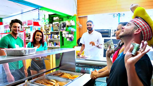 Элис Марч соглашается на извращённую акцию: отсасывает Тони Рубино в хот-договой за деньги