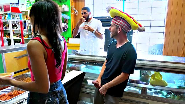 Элис Марч соглашается на извращённую акцию: отсасывает Тони Рубино в хот-договой за деньги