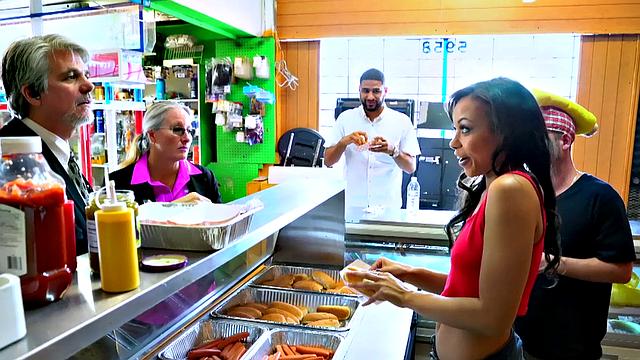 Элис Марч соглашается на извращённую акцию: отсасывает Тони Рубино в хот-договой за деньги