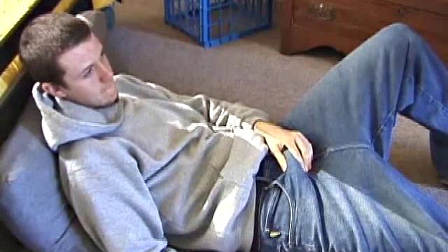 Дерек дрочит свой член и кончает на волосатый живот