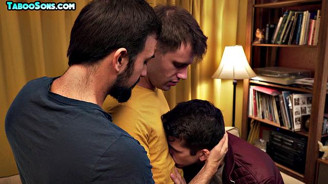 Stepfamily throuple with lumbersexual and jocks