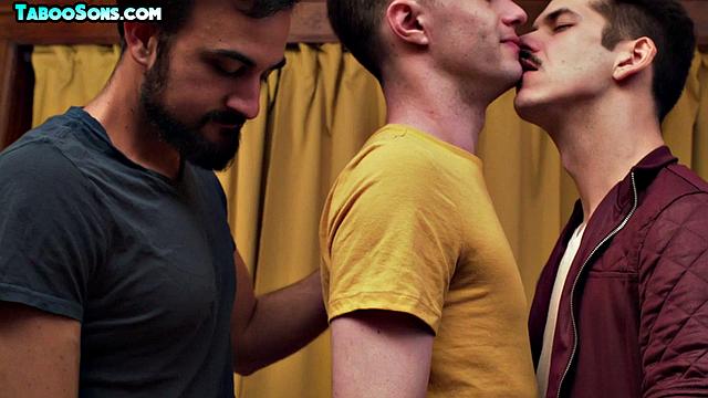 Stepfamily throuple with lumbersexual and jocks