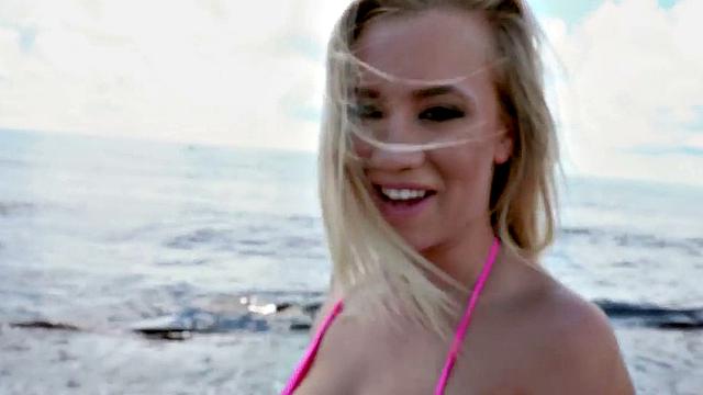 Блондинка с грудями перепутала кастинг с пляжной оргией