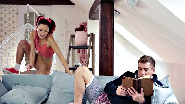 огненно-рыжая ласкает член после глубокого минета и скачет на нем