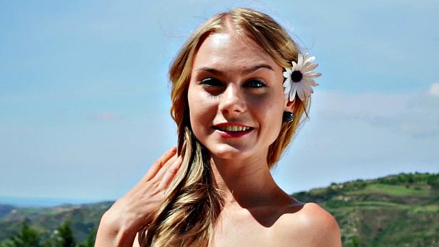 Нэнси на публике раздвигает ножки, стринги не скрывают её влажную киску