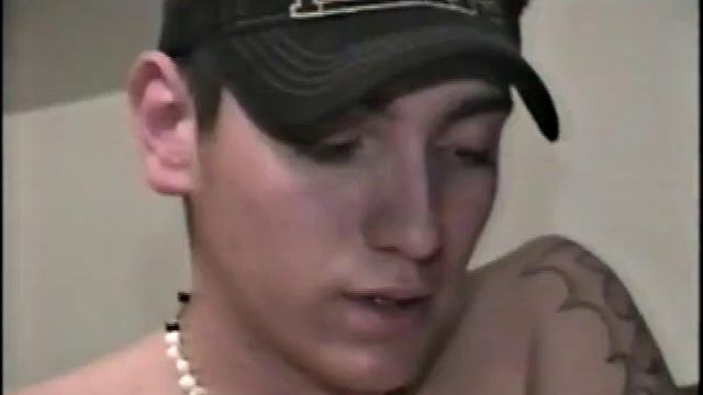 Хоукай кайфует в джакузи, дрочит свой стояк и кончает себе на лицо